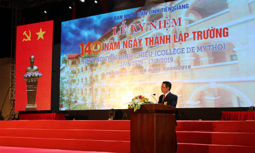 Hiệu trưởng Lê Bá Ngọc đọc diễn văn ôn lại truyền thống lịch sử 140 năm Trường THPT Nguyễn Đình Chiểu. 