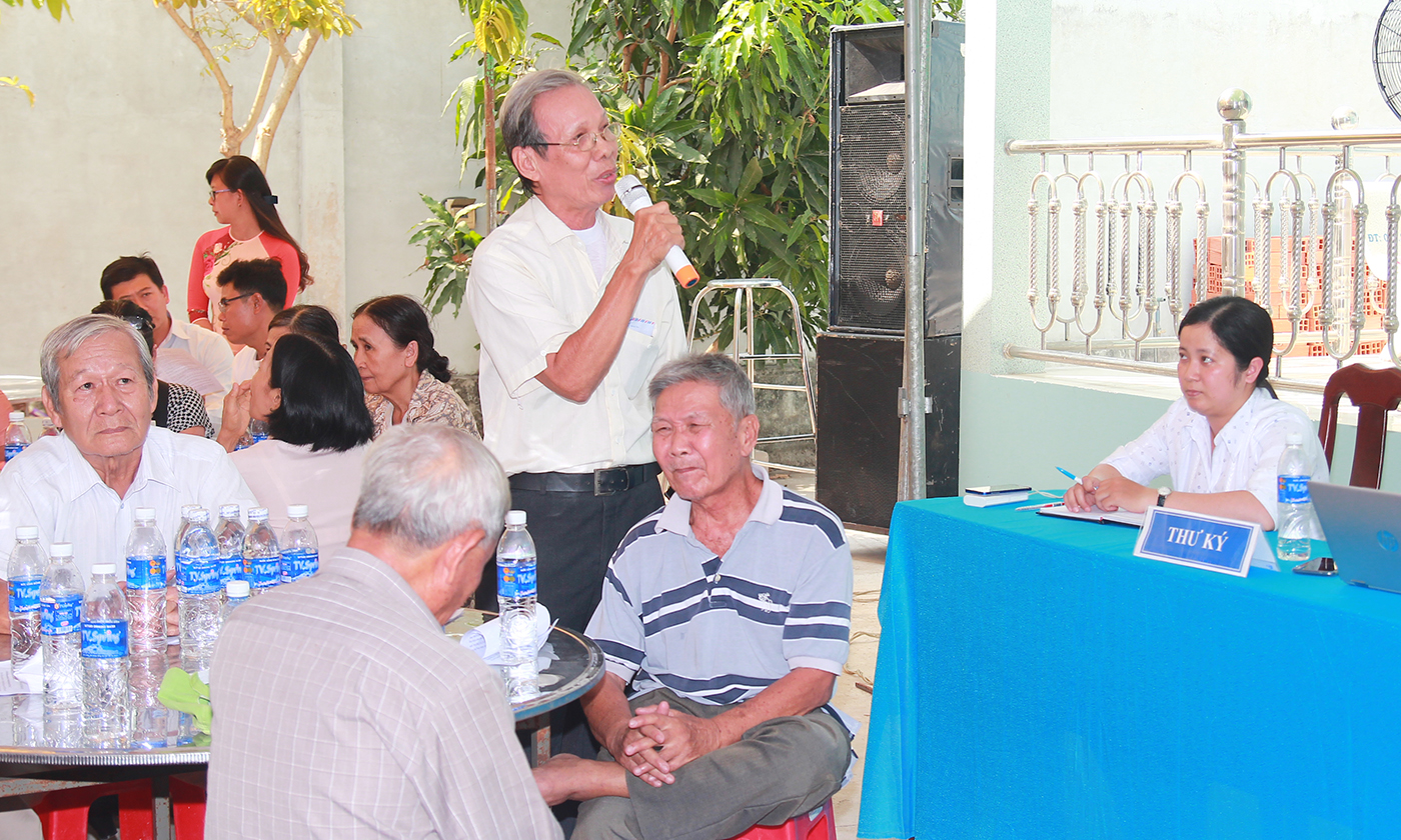 People in Cai Be town expressed their opinions. Photo: VAN THAO