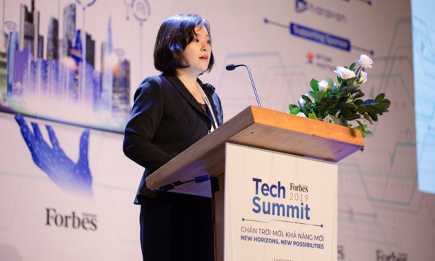 To Thi Thu Huong, deputy head of the information technology department under the Ministry of Information and Communications, speaks at the summit (Photo: Forbes Vietnam)