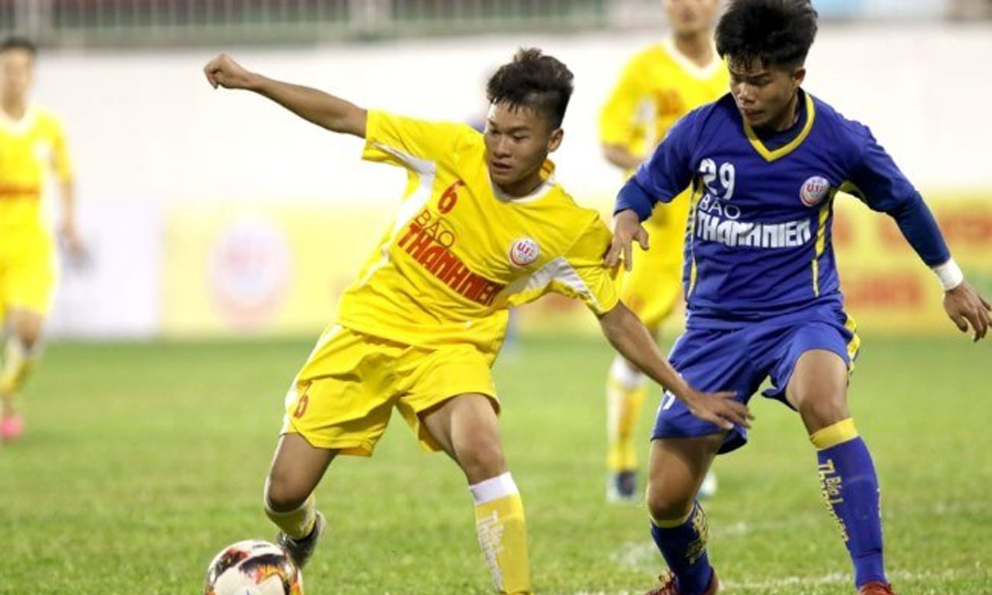 Nguyen Nam Truong of Hanoi FC (left) has been called up to the national U19 team for an international tournament later this week in Nha Trang. (Photo: motthegioi.vn)