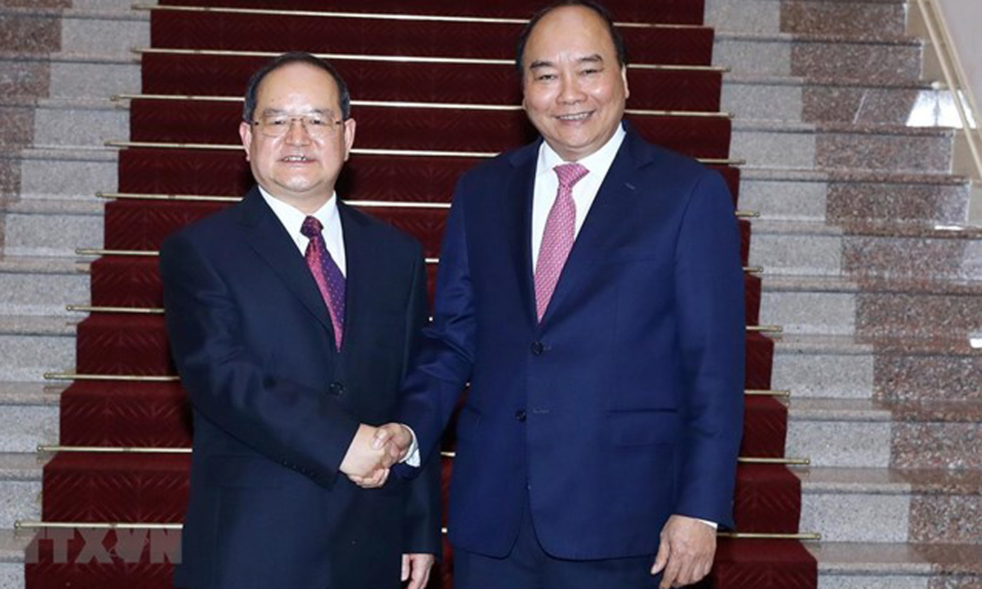 Prime Minister Nguyen Xuan Phuc (R) and his Chinese guest Lu Xinshe (Photo: VNA)