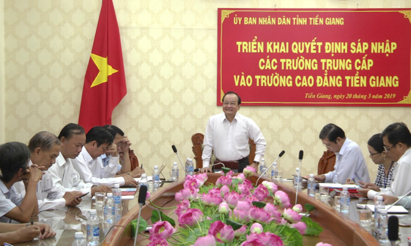 Đồng chí Trần Thanh Đức phát biểu tại buổi triển khai quyết định  sáp nhập các trường.