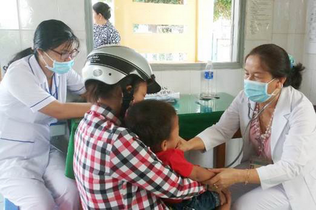 Bác sĩ Lê Thị Đẹp, TYT Bình Ân, huyện Gò Công Đông khám sàng lọc cho trẻ trước khi tiêm ngừa