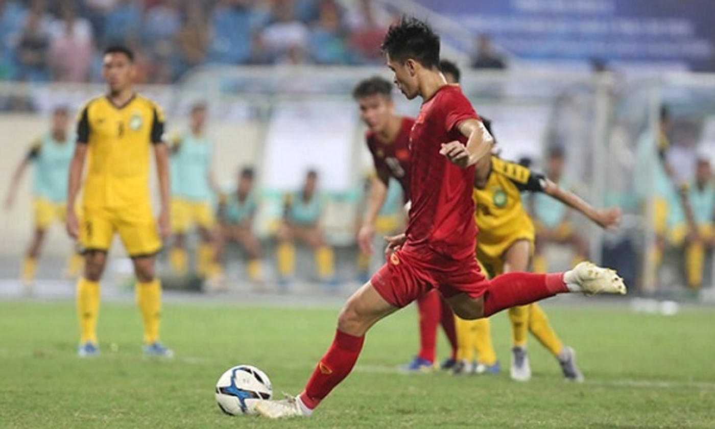 Forward Ha Duc Chinh opens the scoring for Vietnam U23s. (Photo: vnexpress.net)