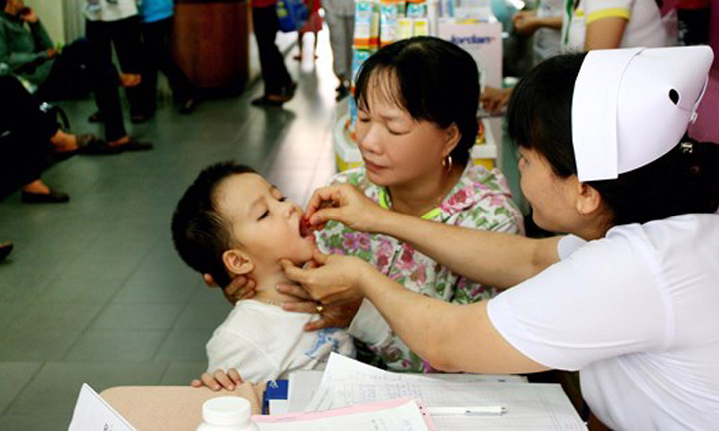 Phụ huynh đưa trẻ bổ sung vitamin A tại Trung tâm Dinh dưỡng TP.Hồ Chí Minh
