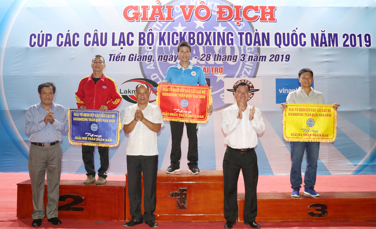    Hanoi won the first prize in the group of South weight classes.