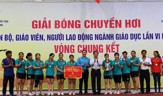 Ông Nguyễn Hồng Oanh, Giám đốc Sở GDĐT (áo trắng) và ông Lưu Nhơn Đức, Chủ tịch Công đoàn ngành Giáo dục tỉnh Tiền Giang trao cúp vô địch và cúp cá nhân xuất sắc.