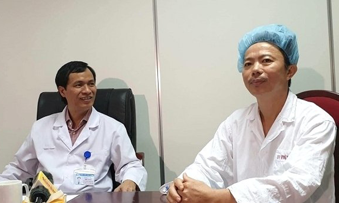  Associate Professor, Dr. Dong Van He (L) and the patient discuss the successful awake brain operation. (Photo courtesy to Vietnam - Germany Hospital)