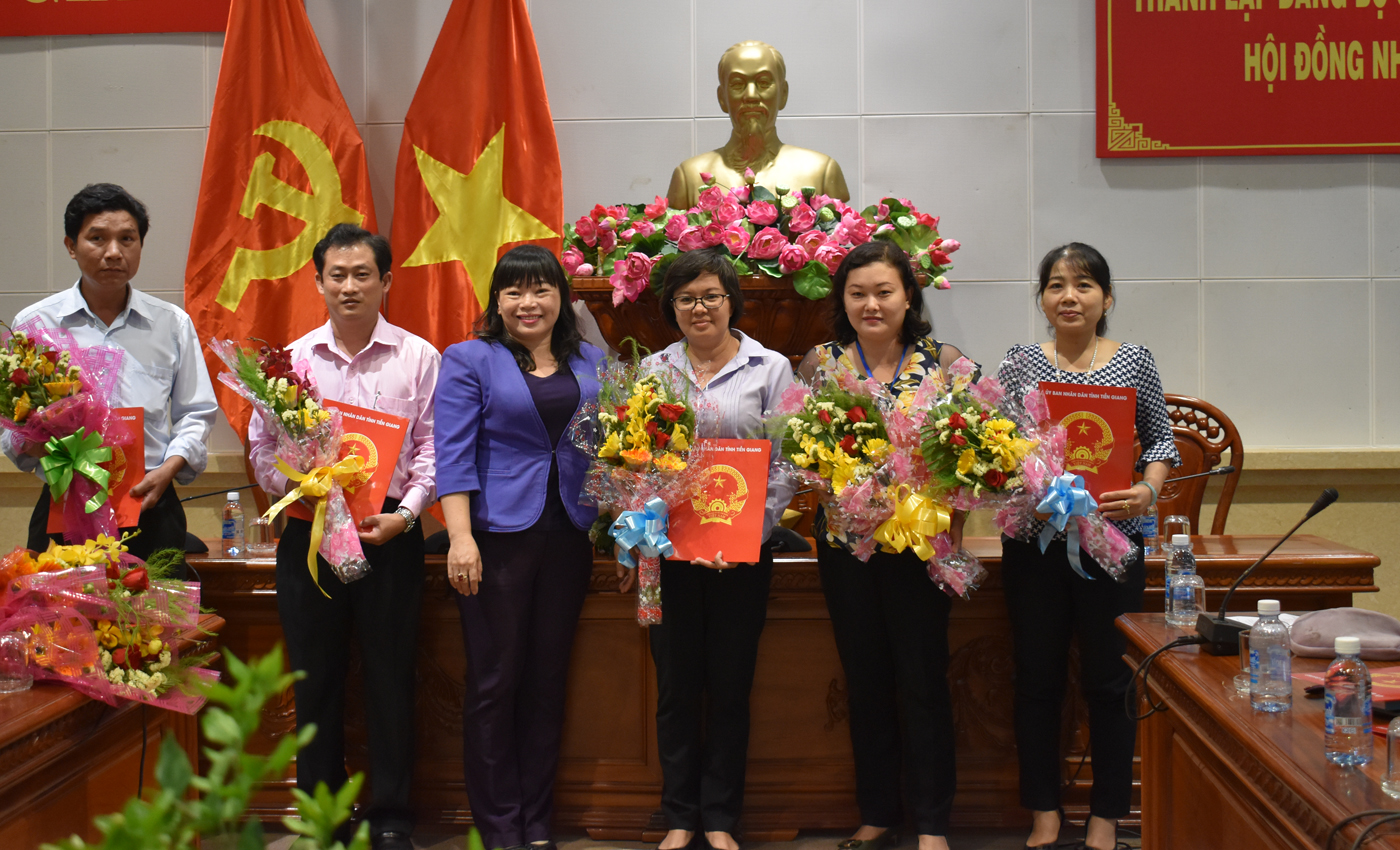 Đồng chí Bí thư Đảng uỷ Khối các cơ quan tỉnh Thái Ngọc Bảo Trâm trao quyết định thành lập Uỷ ban Kiểm tra Đảng bộ cơ sở Văn phòng