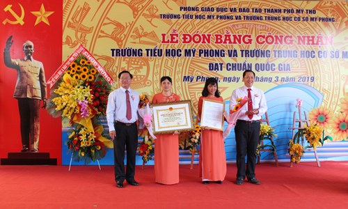Trao Bằng công nhận Trường chuẩn Quốc gia mức độ 1 cho Trường Tiểu học Mỹ Phong. 