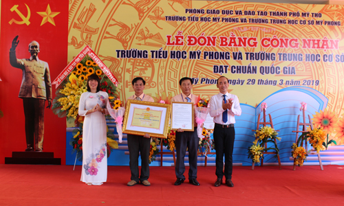 Trao Bằng công nhận Trường chuẩn Quốc gia mức độ 1 cho Trường THCS Mỹ Phong.