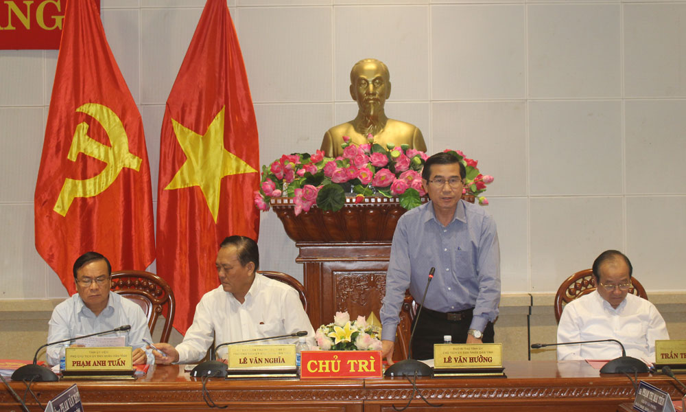 Chủ tịch UBND tỉnh Lê Văn Hưởng phát biểu tại phiên họp.