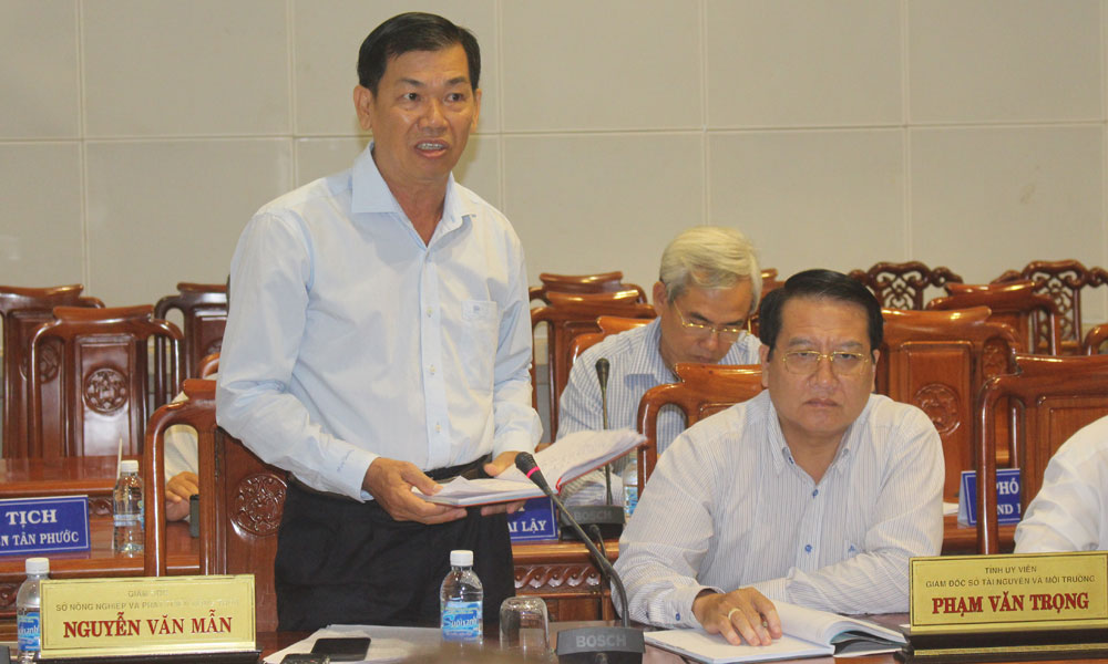 Giám đốc Sở Nông nghiệp và Phát triển nông thôn Nguyễn Văn Mẫn phát biểu tại phiên họp.