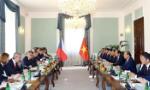 PM Phuc holds talks with Czech counterpart
