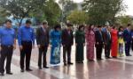 Hanoi leaders pay floral tribute at Lenin statue