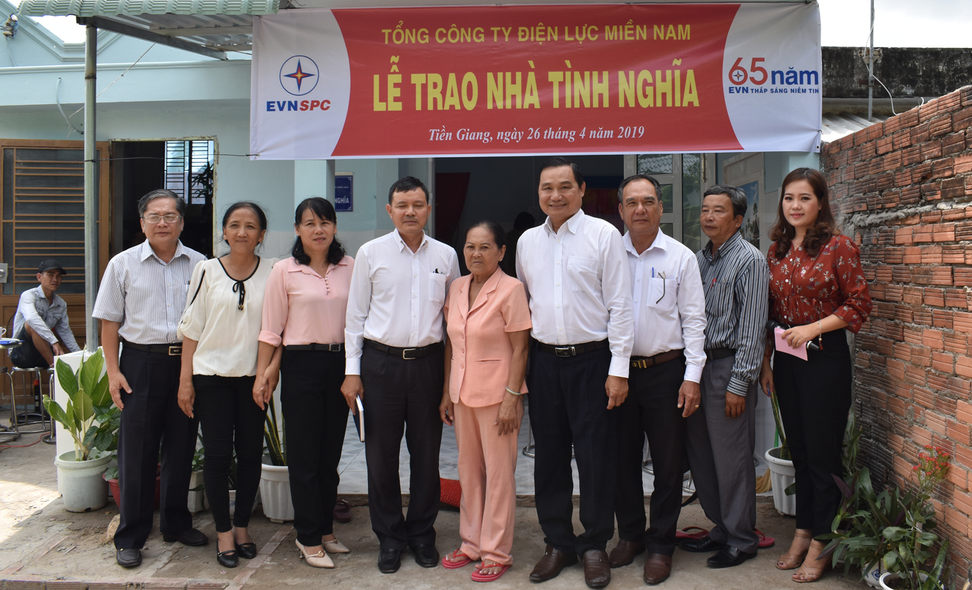 Tổng Công ty Điện lực miền Nam:Tặng 2 căn nhà tình nghĩa