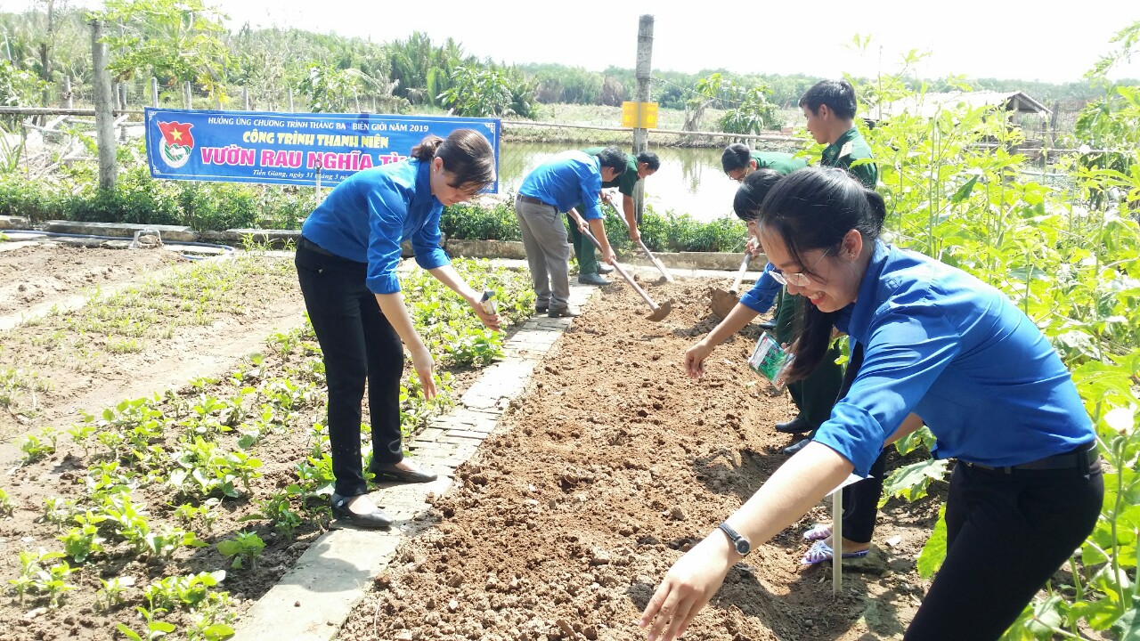 Đoàn viên, thanh niên tham gia thực hiện công trình “Vườn rau nghĩa tình” tặng cán bộ, chiến sĩ Đồn Biên phòng Phú Tân.