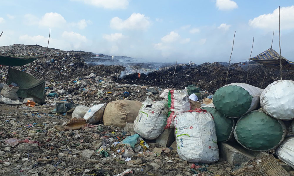 Hiện trường vụ cháy bãi rác Tân Lập vào sáng ngày 2-4. 