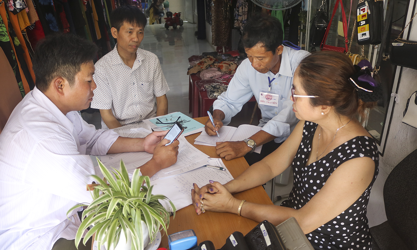  Investigator of Than Cuu Nghia commune (Chau Thanh district) collected information after the ceremony.
