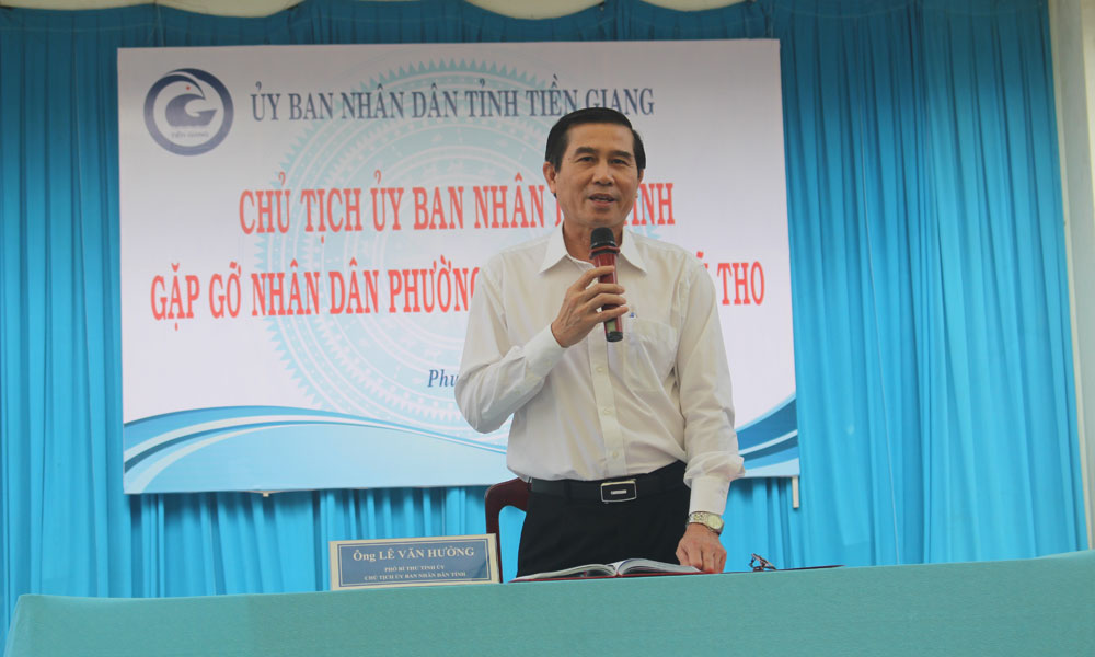 Chairman of the Tien Giang provincial People's Committee Le Van Huong speaks at the meeting.