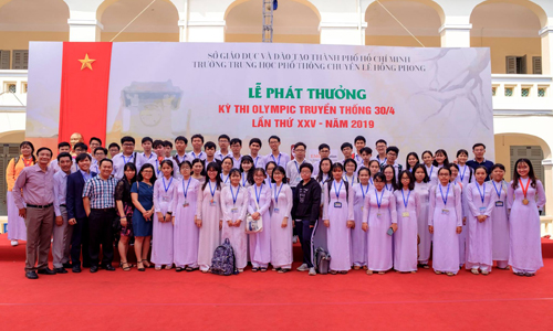 Đoàn học sinh của Trường THPT Chuyên Tiền Giang.   