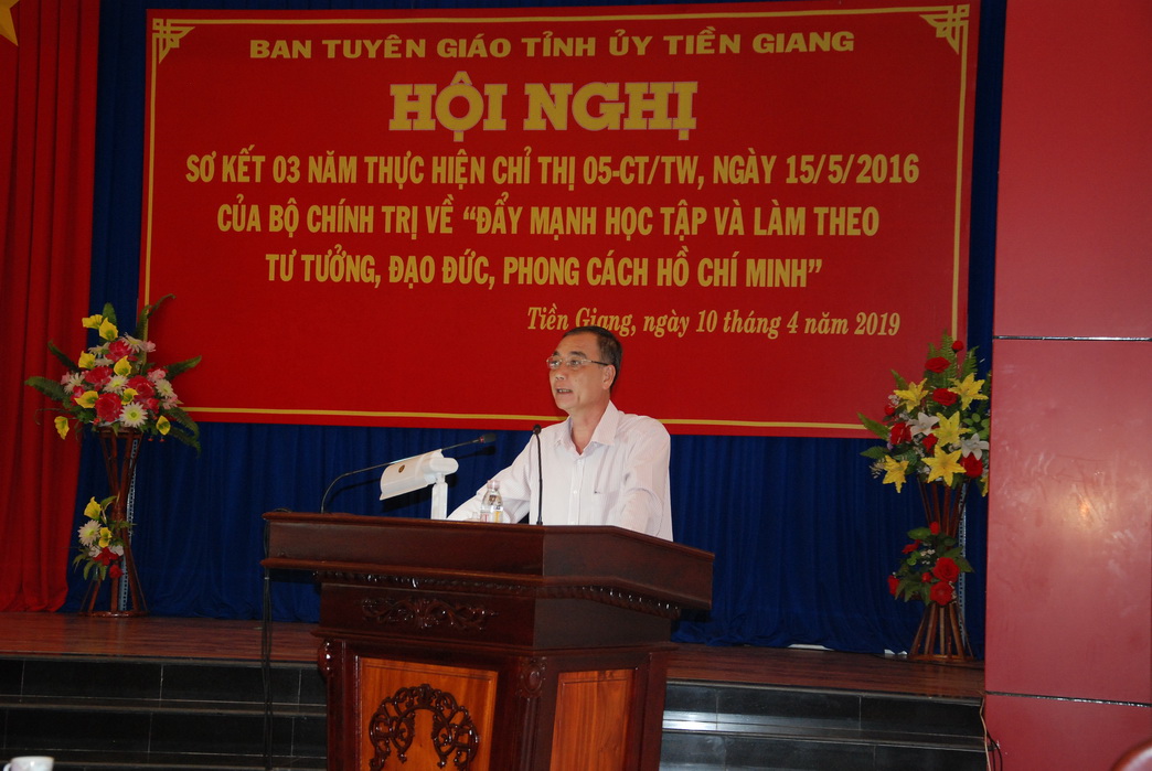 Đồng chí Nguyễn Thanh Hiền, Phó Ban Tuyên giáo Tỉnh ủy điều hành thảo luận 
