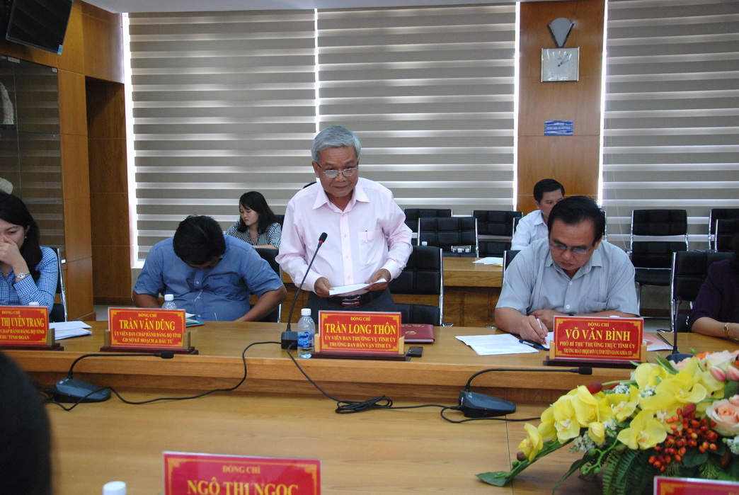 Đồng chí Trần Long Thôn, Trưởng Ban Ban dân vận Tỉnh ủy báo cáo kết quả thực hiện Kết luận 62 tại Tiền Giang 10 năm qua