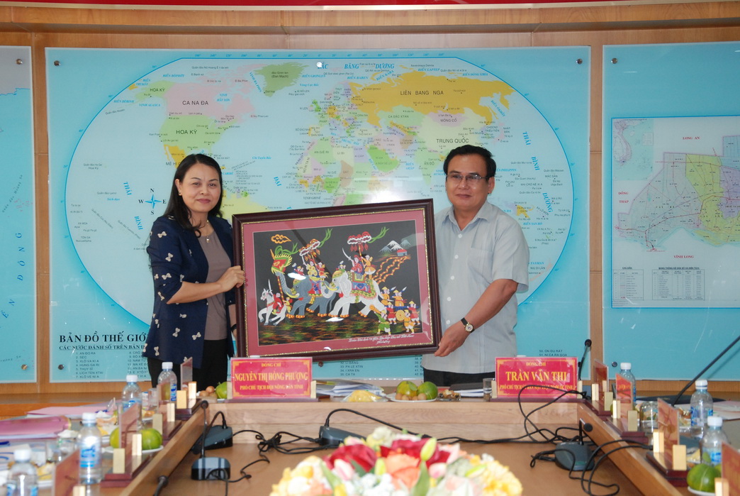 Chủ tịch Hội LHPN Việt Nam Nguyễn Thị Thu Hà trao quà lưu niệm đến Tỉnh ủy Tiền Giang