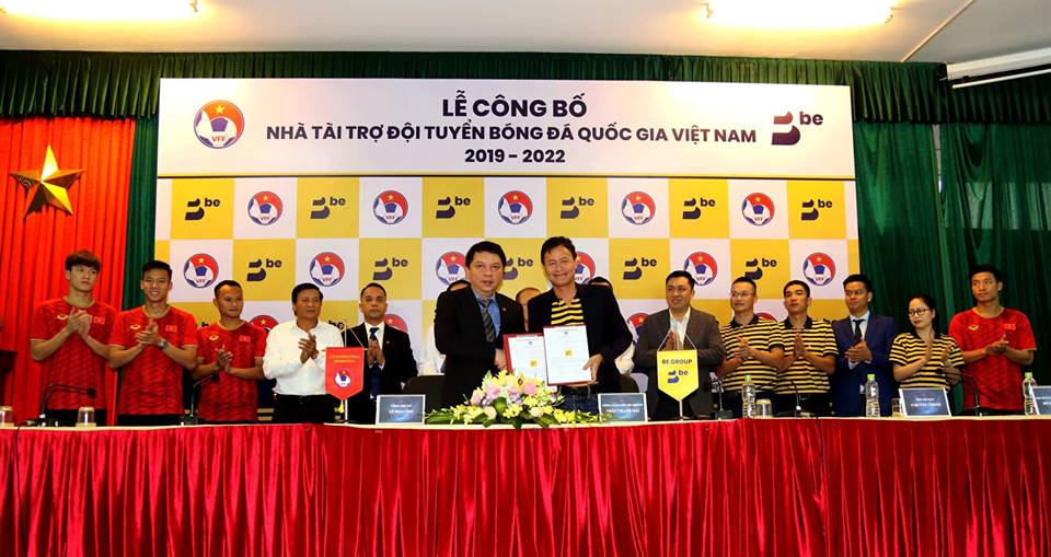 Ông Lê Hoài Anh (bên trái), Tổng thư ký liên đoàn Bóng đá Việt Nam ký biên bản tài trợ đội tuyển Việt Nam với đại diện Be Group