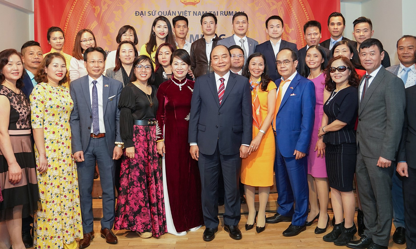 PM Nguyen Xuan Phuc and his spouse meet overseas Vietnamese in Romania (Photo: VGP)