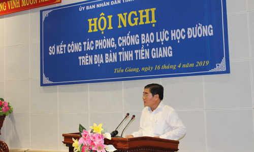 Giám đốc Sở Giáo dục và Đào tạo Nguyễn Hồng Oanh phát biểu ý kiến. 