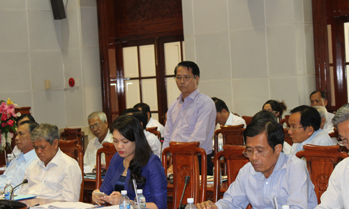 Hiệu Trưởng Trường THPT Nguyễn Đình Chiểu Lê Bá Ngọc phát biểu ý kiến. 
