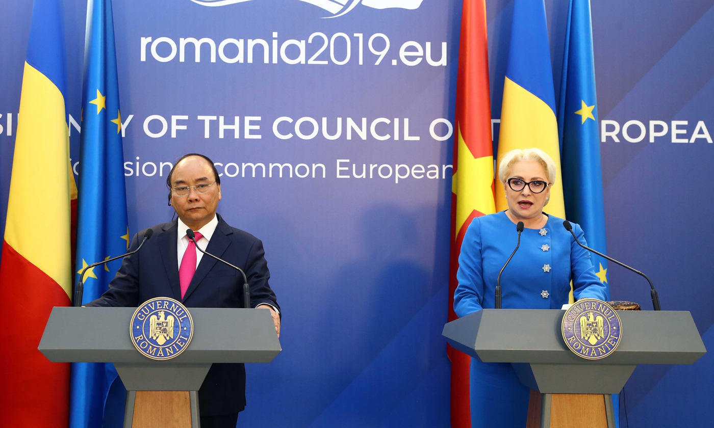 Prime Minister Nguyen Xuan Phuc (L) and Romanian Prime Minister Viorica Dancila at the joint press conference following their talks in Bucharest on April 15 (Photo: VNA)