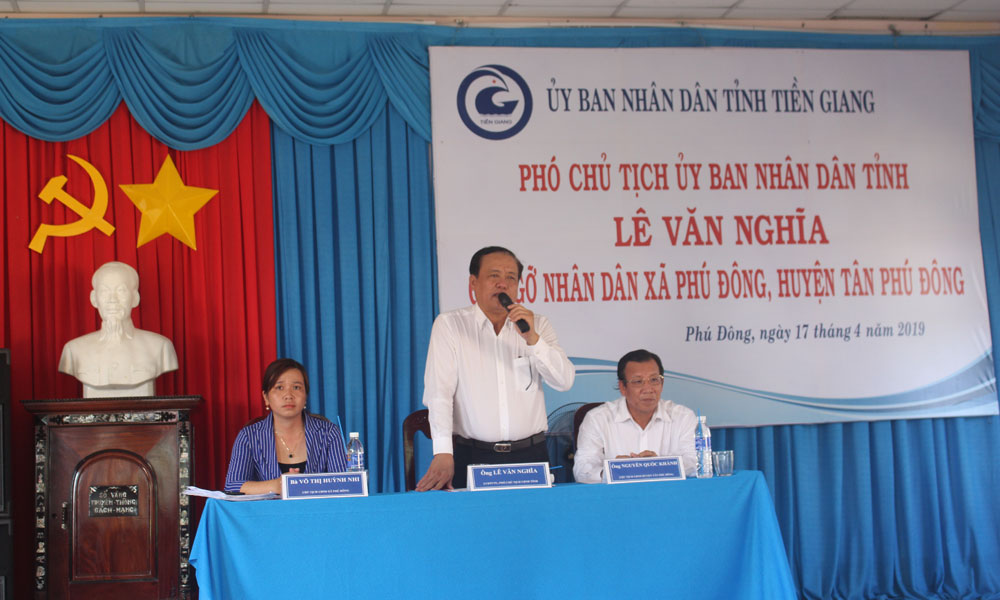 Deputy Chairman of Tien Giang provincial People's Committee Le Van Nghia speaks at the meeting.