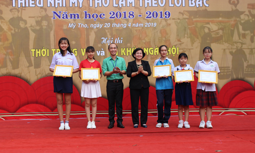  Ban tổ chức trao giải Nhất cho trại Khăn Quàng đỏ và Tết Việt.  