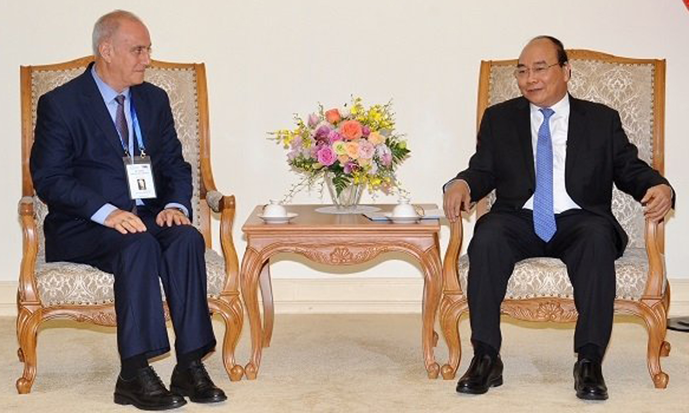 Prime Minister Nguyen Xuan Phuc (R) and OANA President Aslan Aslanov. (Photo: NDO/Tran Hai)
