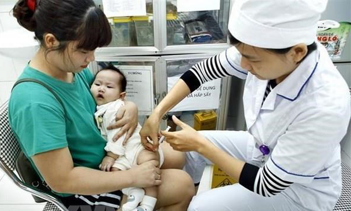  Parents should have their children fully vaccinated in the recommended schedule. (Photo: VNA)
