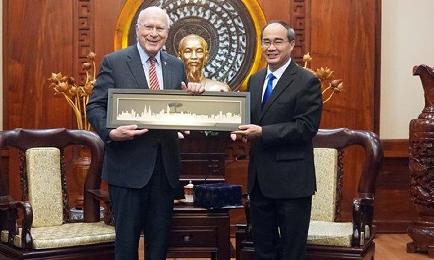Secretary of the Ho Chi Minh City Party Committee Nguyen Thien Nhan (R) presents a keepsake to US Senator Patrick Leahy. (Photo: VNA)