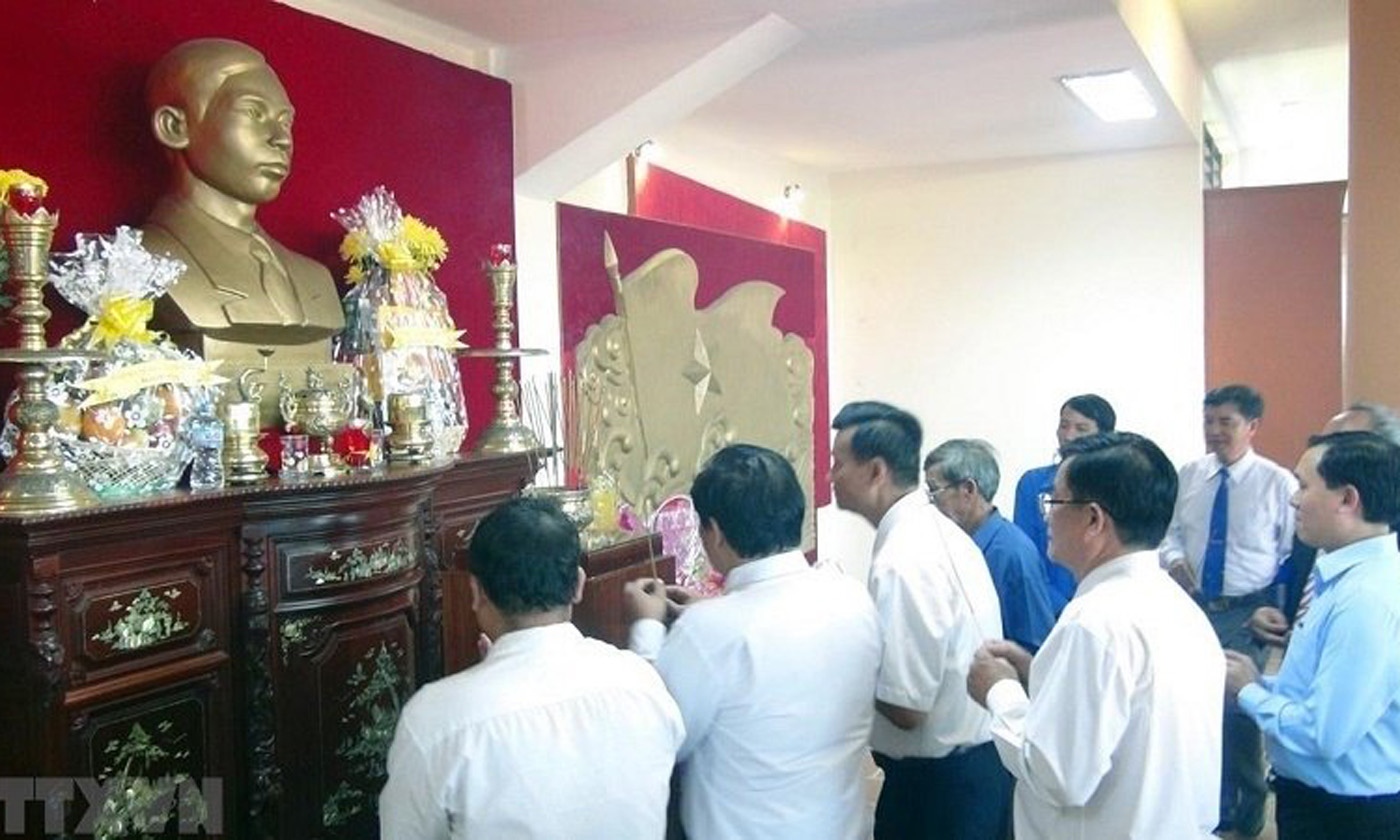 Local leaders offered incense to the late General Secretary Tran Phu (Photo: VNA)
