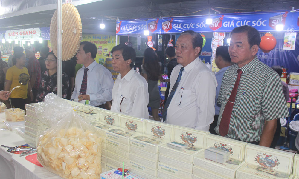 Provincial leaders visit booths at the fair.