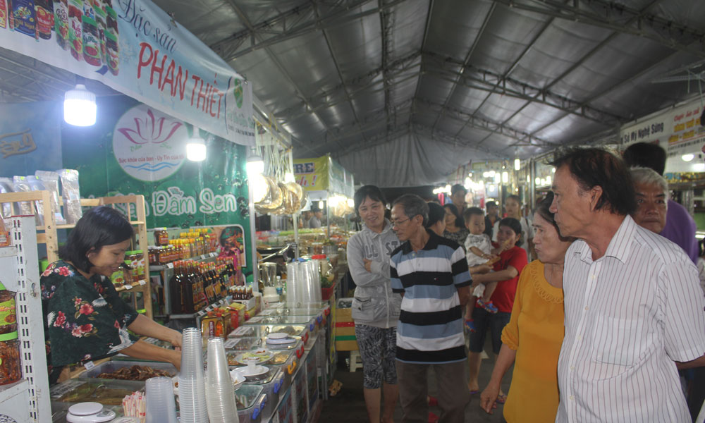 People visit and shop at the fair. Photo: MINH THANH