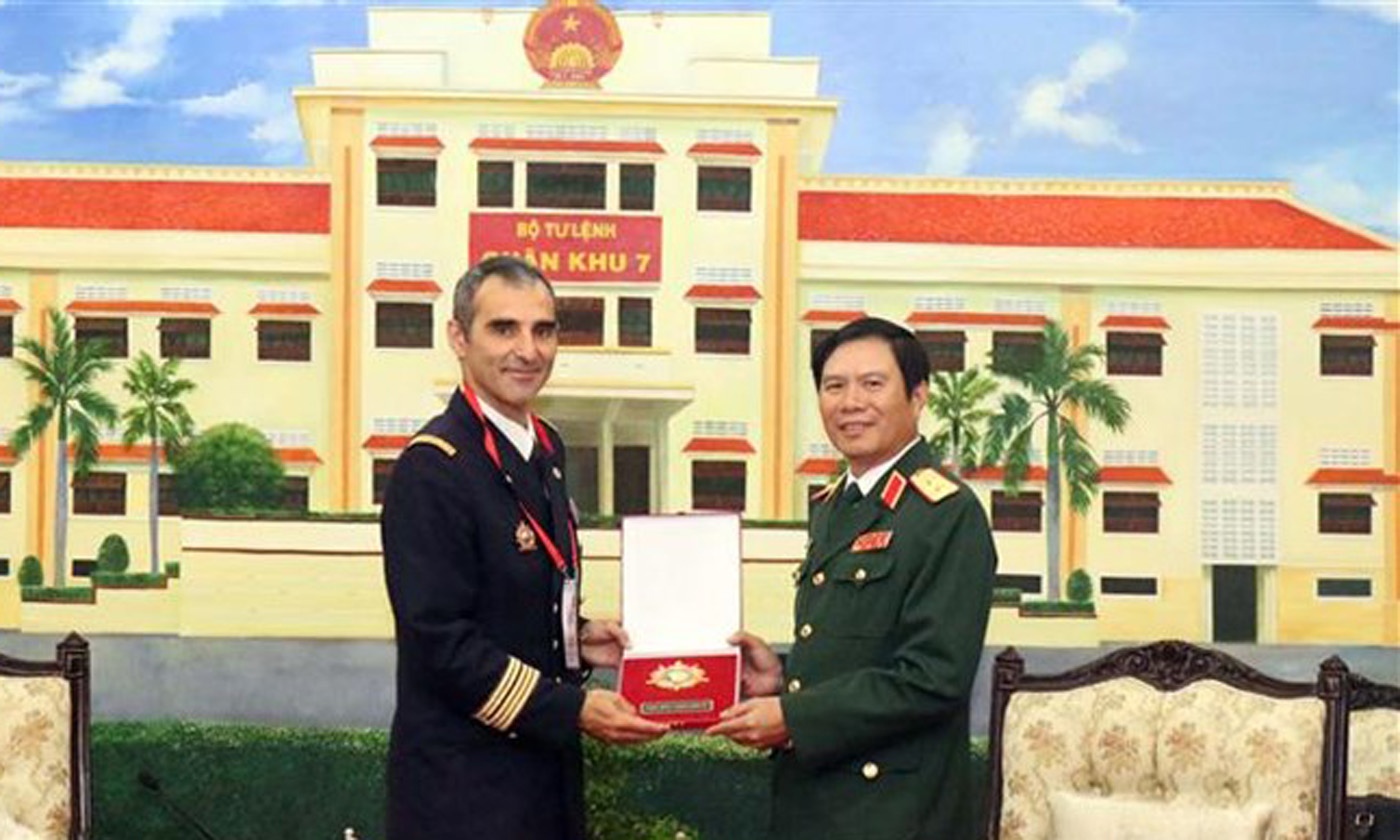 Vice Chief of the General Staff of the Vietnam People’s Army Nguyen Tan Cuong (R) and CISM President Herve Piccirillo (Source: VNA)