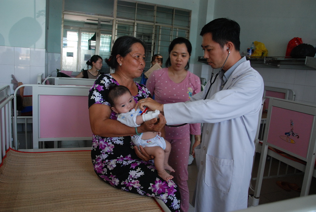  Bệnh lý về hô hấp và tiêu hóa tăng ở trẻ em do nắng nóng. Bác sĩ Huỳnh Công Thanh thăm khám cho bệnh nhi.