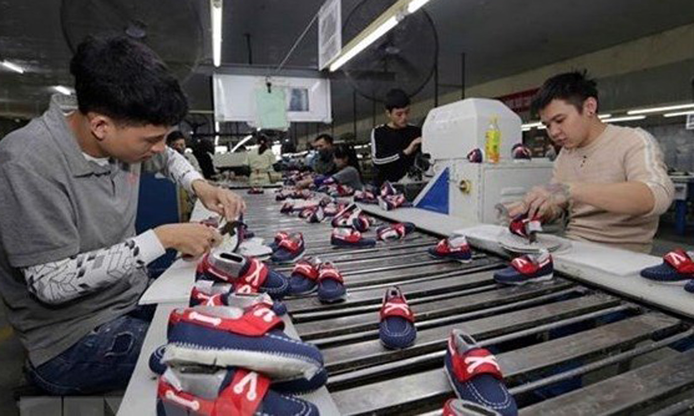 The footwear factory of the Ha Tay Chemical Weave Co. Ltd in Dan Phuong district, Hanoi. (Photo: VNA)