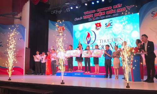 Em Trương Nguyệt Quế (Trường THPT Nguyễn Đình Chiểu, Tiền Giang, bục giải Nhất) xuất sắc đoạt giải Nhất chung cuộc. 
