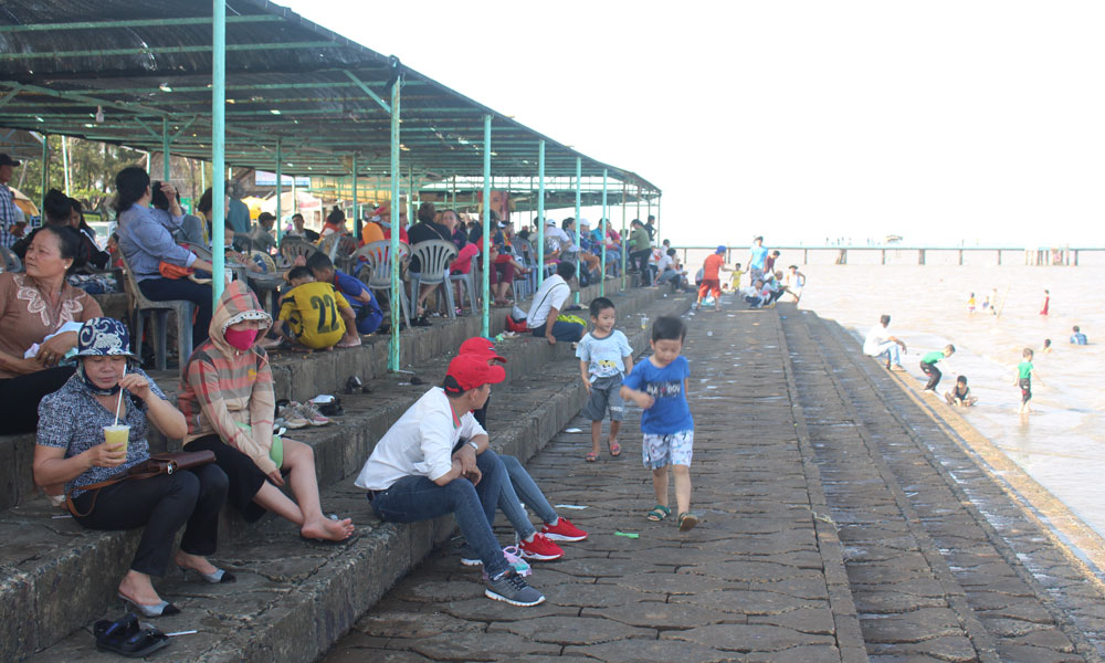 Nhiều du khách tìm đến Khu du lịch biển Tân Thành (huyện Gò Công Đông) dịp lễ.