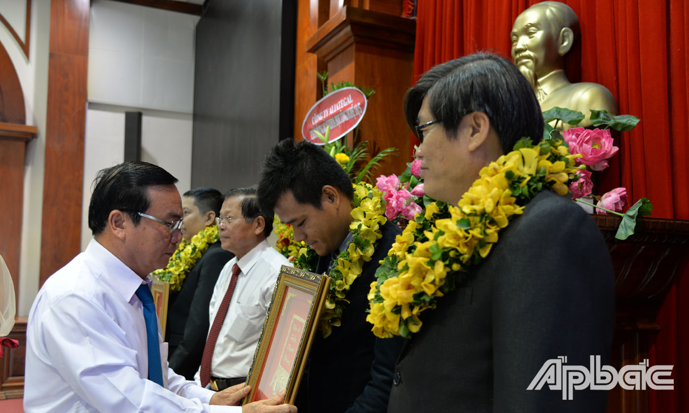 Tiền Giang vinh danh 4 tân tiến sĩ