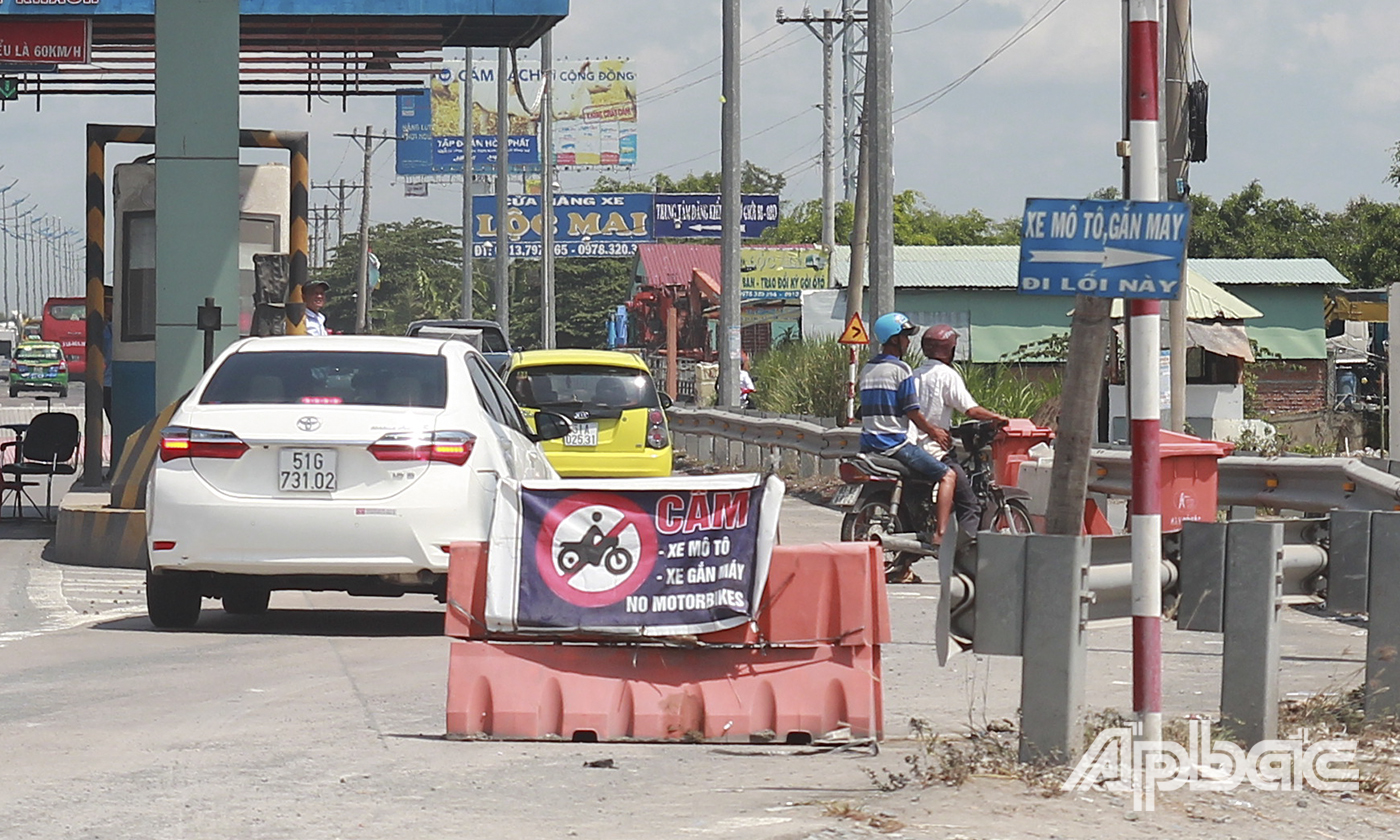 Một phương tiện xe gắn máy bất chấp biển cấm đi vào cao tốc TP. Hồ Chí Minh - Trung Lương, nhân viên trực trạm đã ra lệnh xe máy quay đầu xe lại.