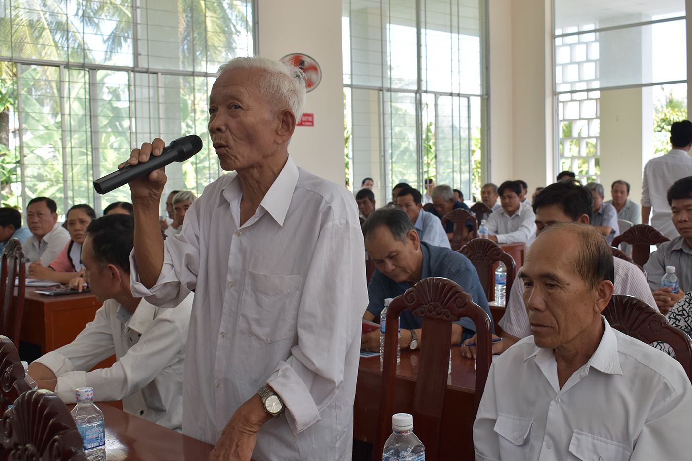 cử tri xã Bình Ninh phát biểu ý kiến tại buổi tiếp xúc