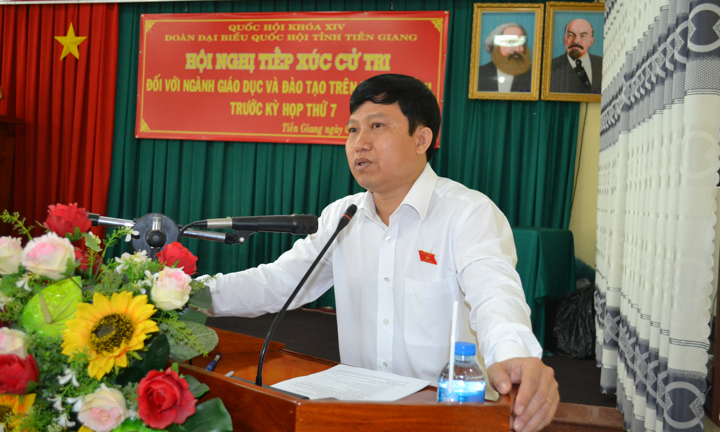 The NA deputy Le Quang Tri speaks at the meeting.